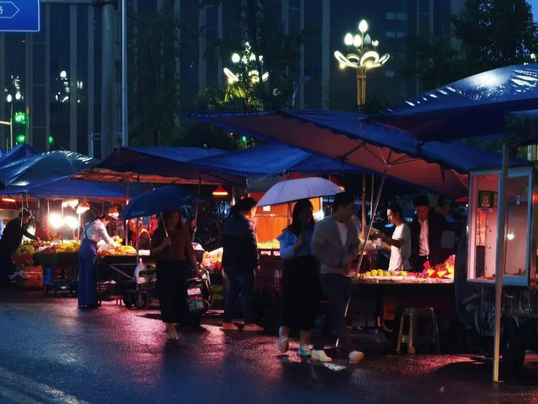 很多人不知道!宜宾这个下着雨也要逛的夜市,没有满足不了的胃!