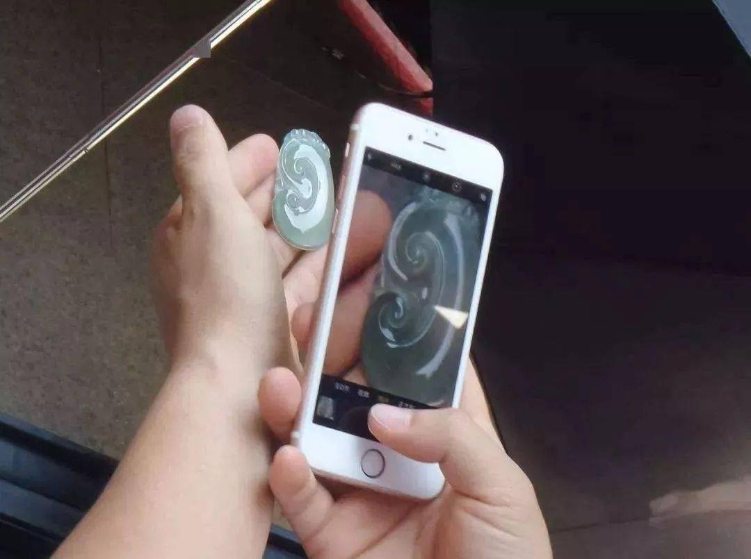 翡翠|有人花150万买刘晓庆翡翠,到手后差点晕倒?她的宝贝到底值不值102亿?