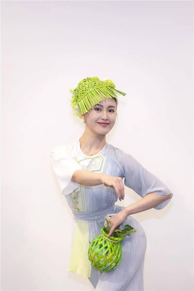 舞蹈|变！变！变！这个舞蹈演员在《大地颂歌》里变了五个造型