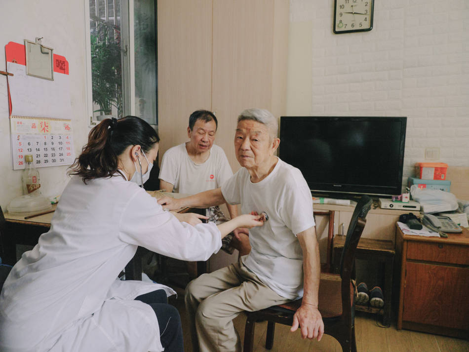 工作|沪上一日｜防疫下半场，超大城市中的社区医生