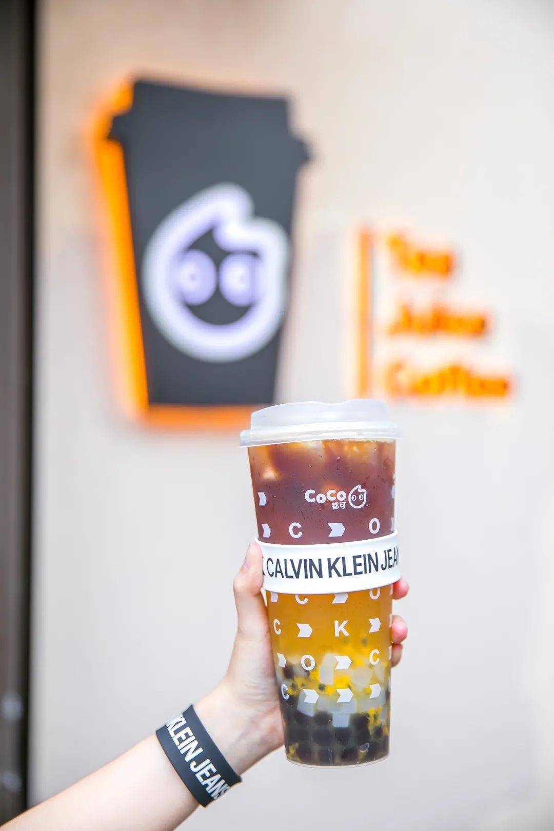 合作|潮人必备!CoCo与CK腕表首饰跨界合作,限量版手环抢疯了...