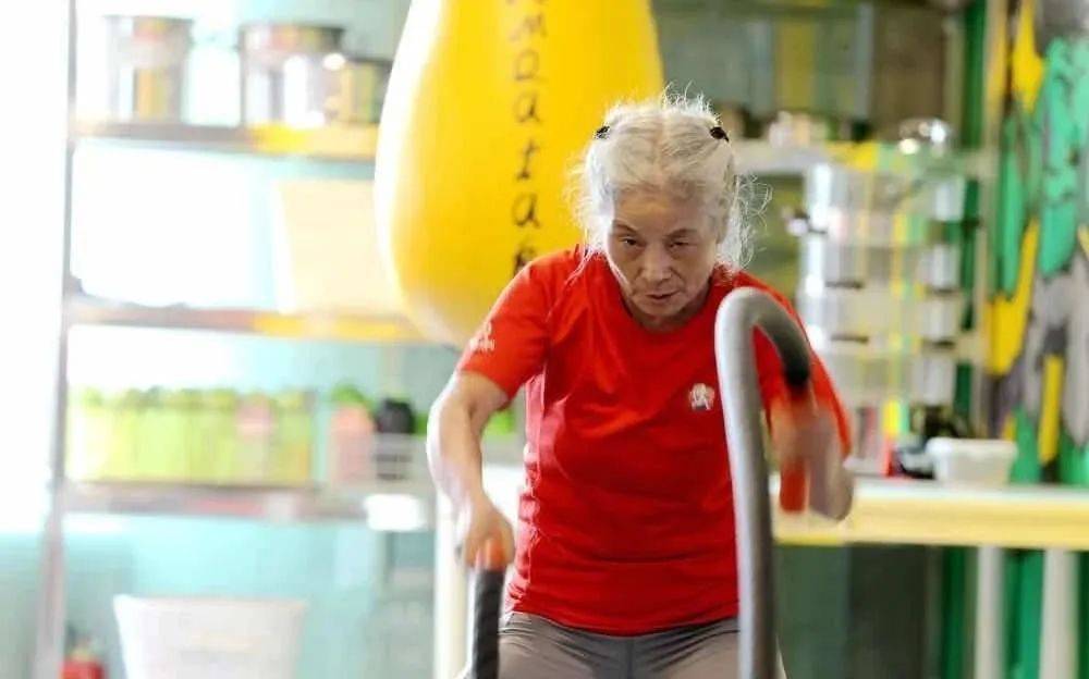 健身房|70岁奶奶火了，3个月减重28斤，用马甲线征服40万人，太硬核了！