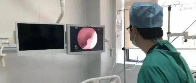 医生安排了肠镜检查，结果距离肛门4-10cm可见环2/3周火山口样病变——直肠癌。