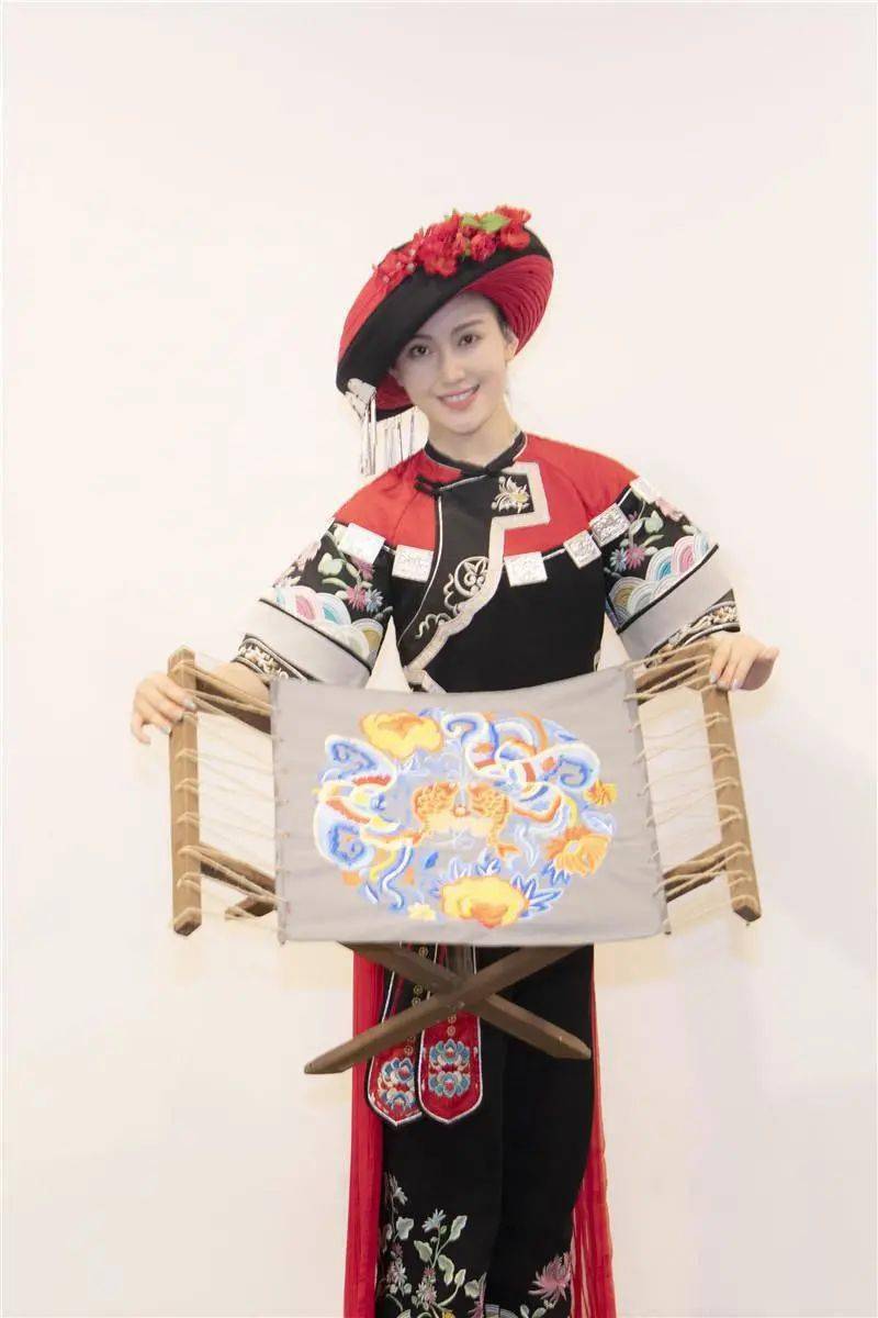 舞蹈|变！变！变！这个舞蹈演员在《大地颂歌》里变了五个造型