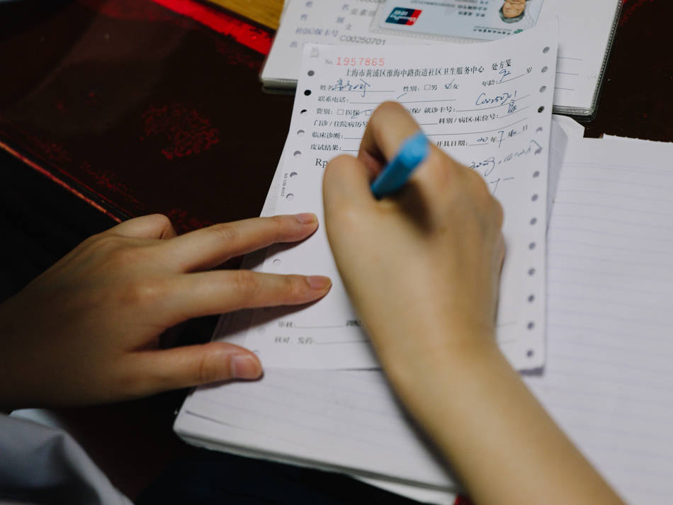 工作|沪上一日｜防疫下半场，超大城市中的社区医生