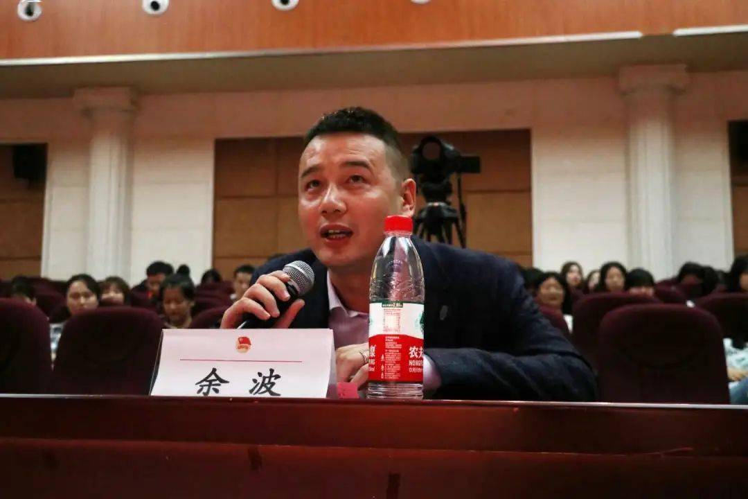 演讲结束后,评委老师余波为选手们做了精彩的点评,同时希望同学们能够