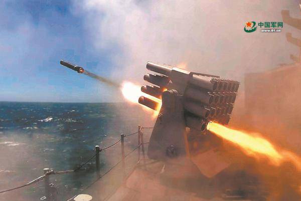 海军某驱逐舰支队开展实战化演练，军舰离港就