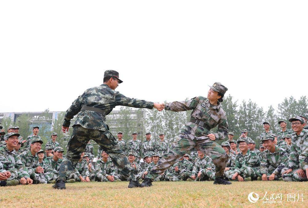 【世界杯直播】
湖南衡阳:教官是位兵姐姐(图5) 【世界杯直播】
湖南衡阳:教官是位兵姐姐(图5)