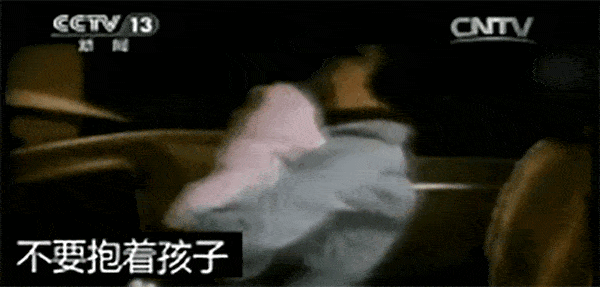 男子|太危险!事发皋城路!一男子竟让宝宝“开车”...