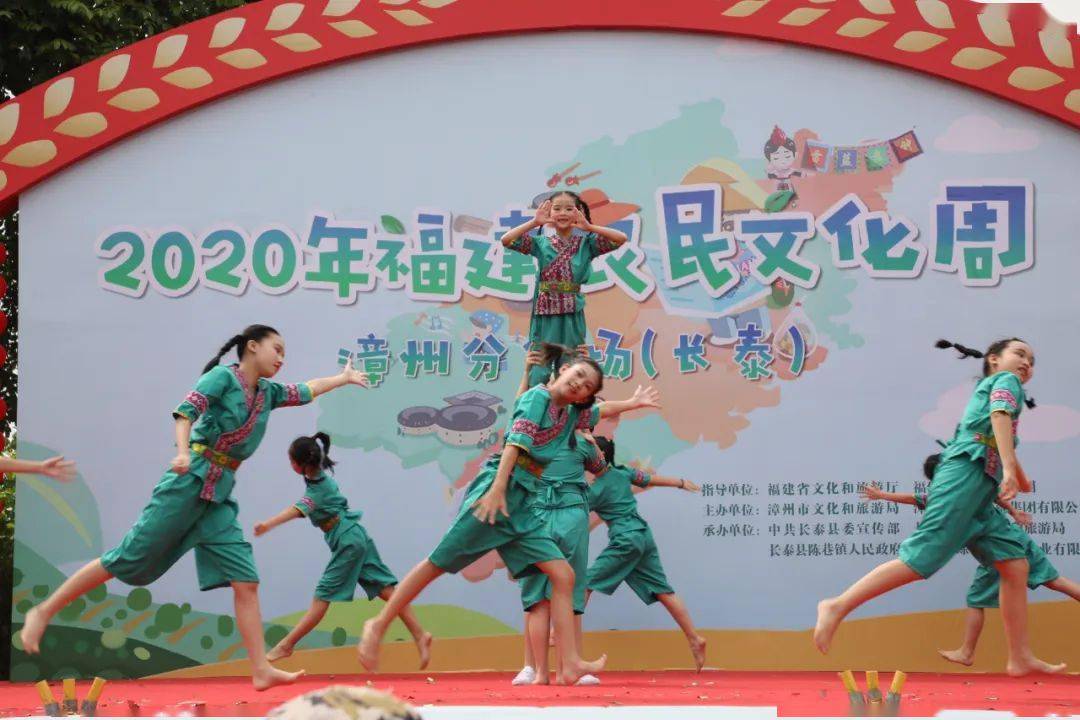 她多才多艺,热心公益,经常参加"三下乡"活动,为农民朋友表演剪纸节目.
