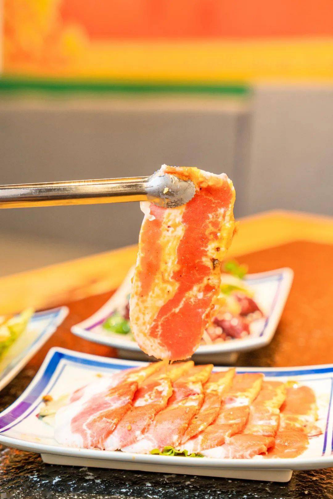 烤肉|口口爆汁，凌晨两点还全是人！这个城中村惊现“烤肉之都”！连续一个月3.3折