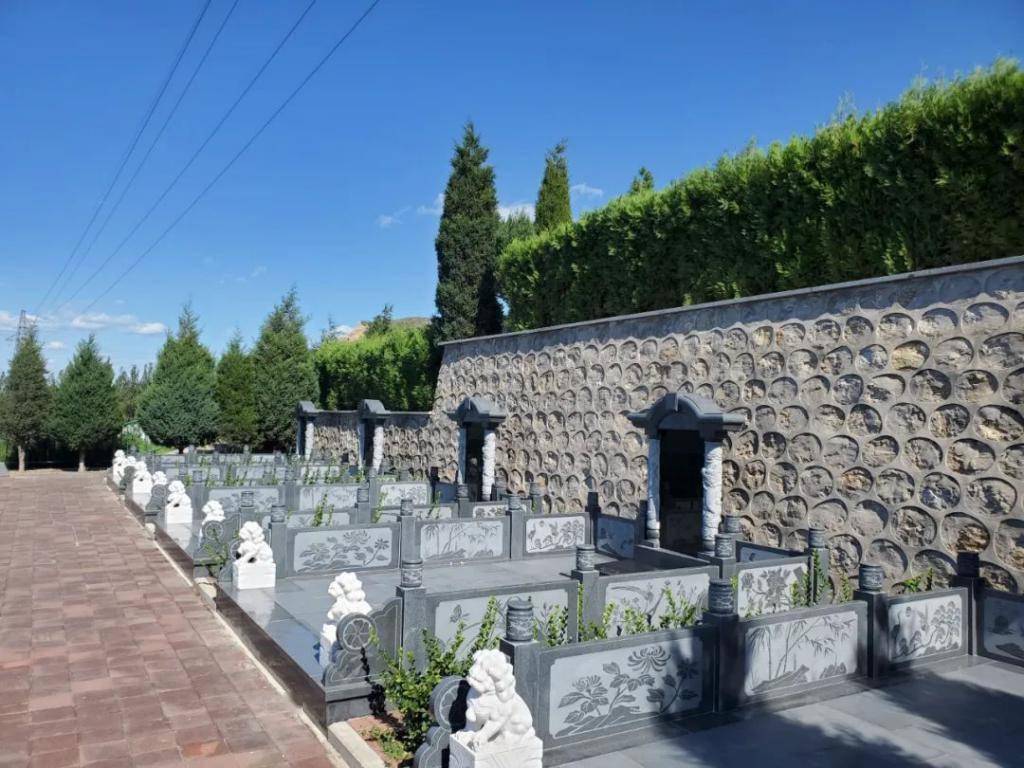 凤山陵园售价 48 万的家族墓地