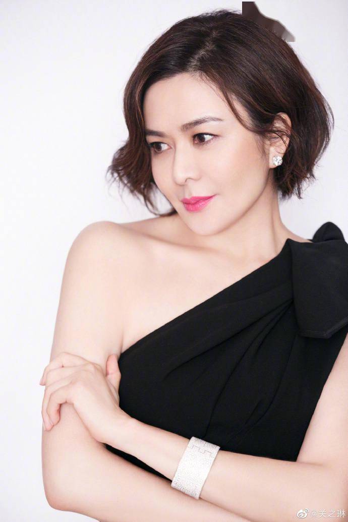 青筋|57岁关之琳未修图曝光,脸部松弛手爆青筋,难掩衰老