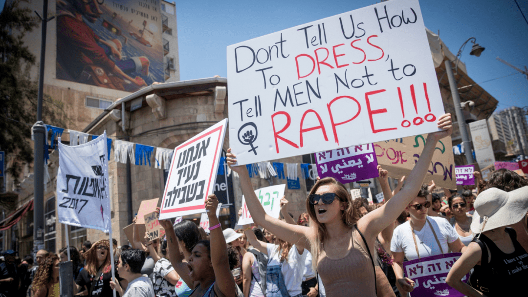 女性|女孩穿性感吊带被判刑！首相：穿这么少，被性侵都是你们自找