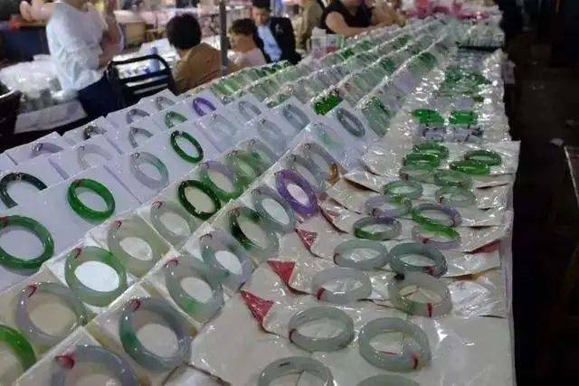 负债|杨杨：她摆地摊卖首饰，如今却负债500亿？买的人却不如卖的人精！