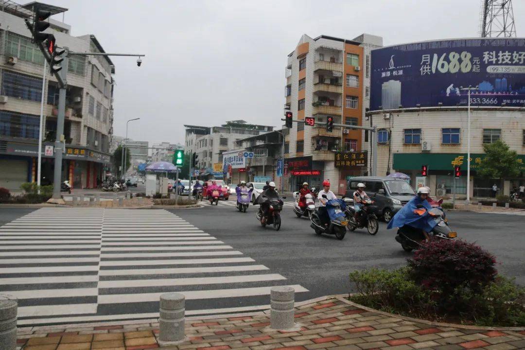 枫亭路南门段今日,小编用镜头记录下雨中街景片段.