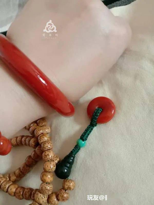 文玩|入坑十多年,花了五六十万,这位文玩小姐姐,还戴过150年的金刚!