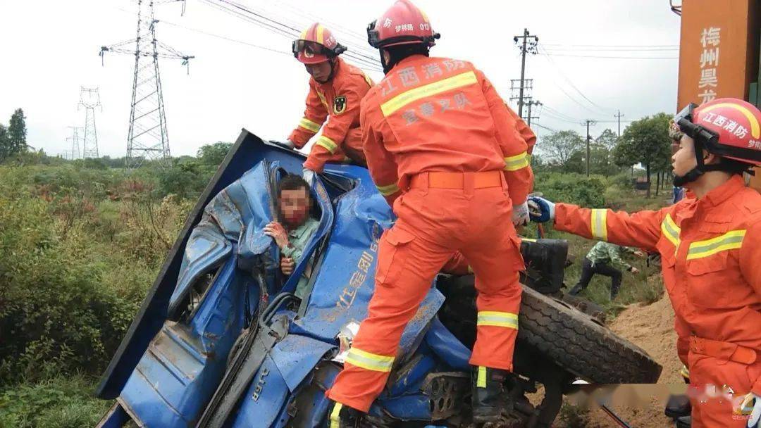 丰城105国道拖船路段两车相撞