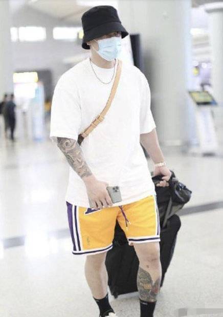 蒋劲夫近照，身材壮硕腿部纹身抢镜，网友：打