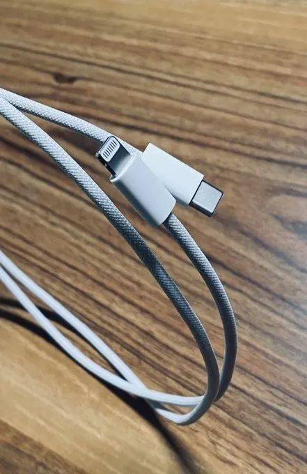 没上usb-c!iphone 12延续闪电接口:标配编织款数据线曝光