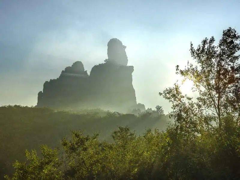 影像记录承德鸡冠山景区现大雾景象