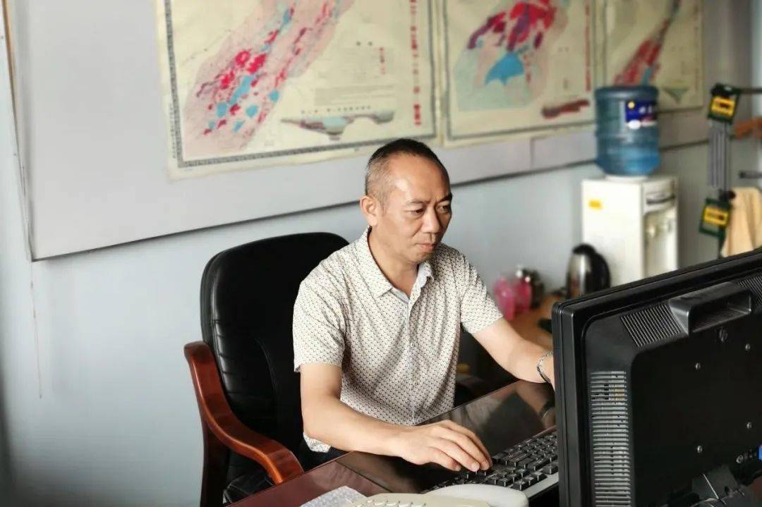 华发写担当兢兢业业三十秋砥志研思竞一流记解释评价中心主任陈光权