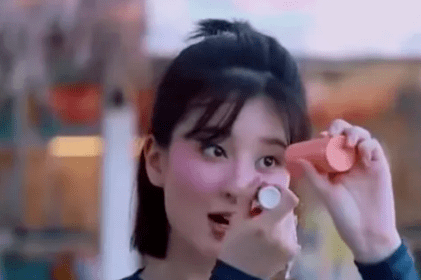 白成|黄轩录一天综艺就“黑化”，为啥同行的乔欣能躲过烈日，白成一道光？