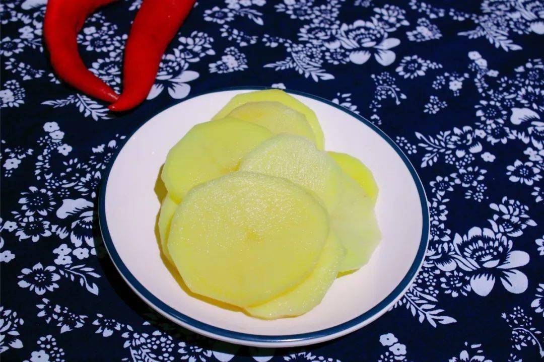 商家|99元抢原价260元「三哥院子地锅烤肉」4-6人餐！烤牛肉、烤五花肉、烤培根、烤翅中、烤鱿鱼……红遍哈尔滨的地锅烤肉快来试试！