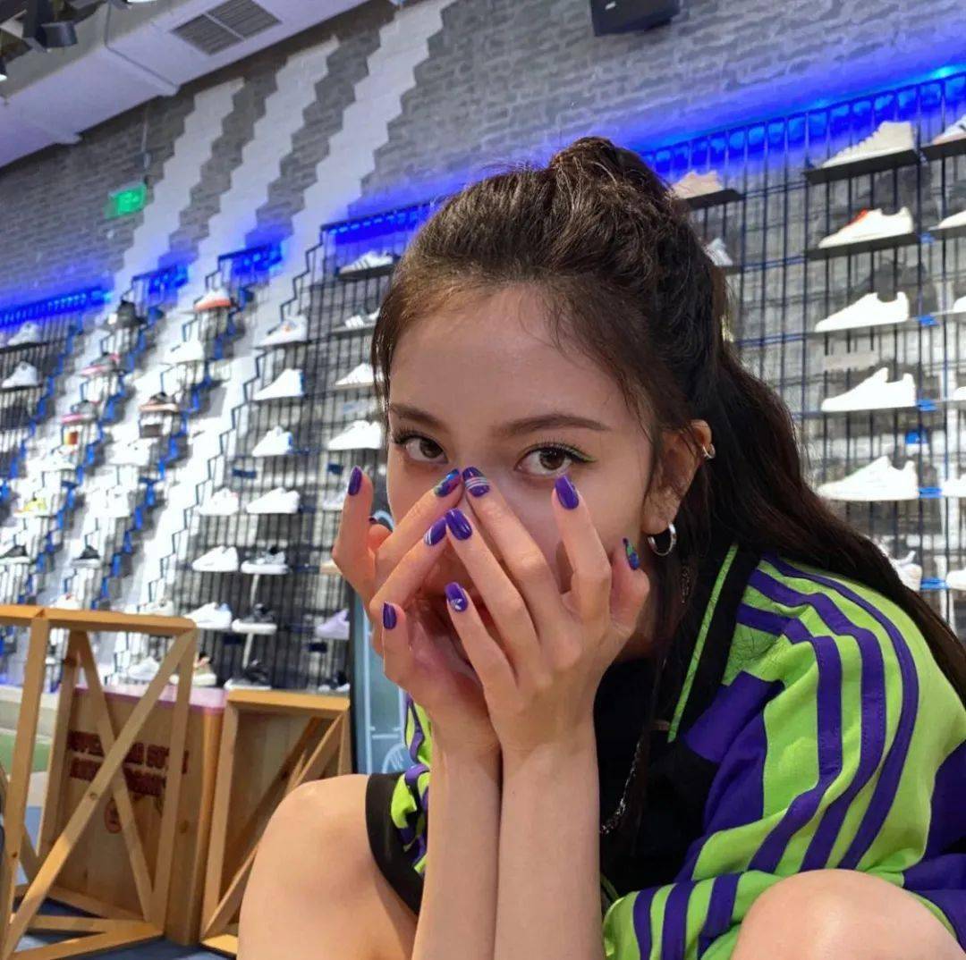 宋妍霏|入秋的第一波美甲，宋妍霏先安排上了！