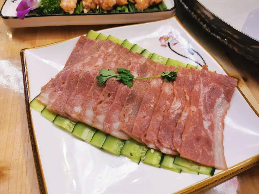 商家|99元抢原价260元「三哥院子地锅烤肉」4-6人餐！烤牛肉、烤五花肉、烤培根、烤翅中、烤鱿鱼……红遍哈尔滨的地锅烤肉快来试试！