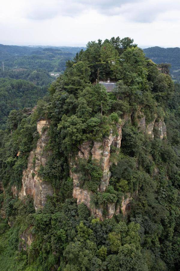 俯瞰俩母山上的峨顶寺(9月25日摄).