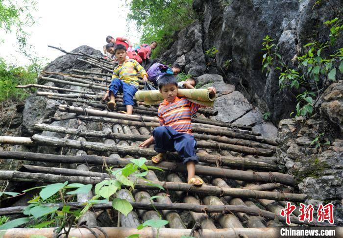 天梯|广西大化大石山区瑶胞求学路：从断崖天梯变坦途