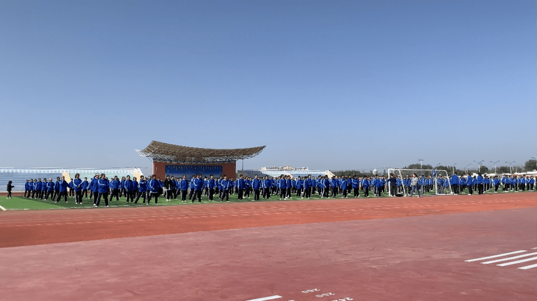 在鄂托克旗蒙古族中学  学生们列队整齐做广播体操