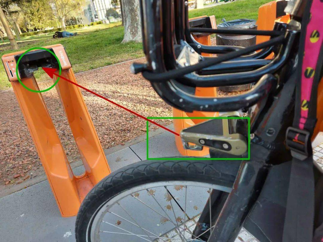 再卡回;下图绿色方框所示为自行车停车支架