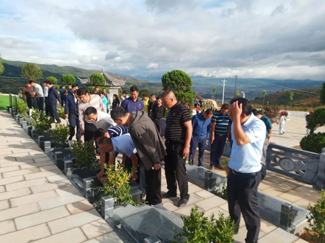 会前,参会人员先后到大仓西山公墓,县殡仪馆现场参观.