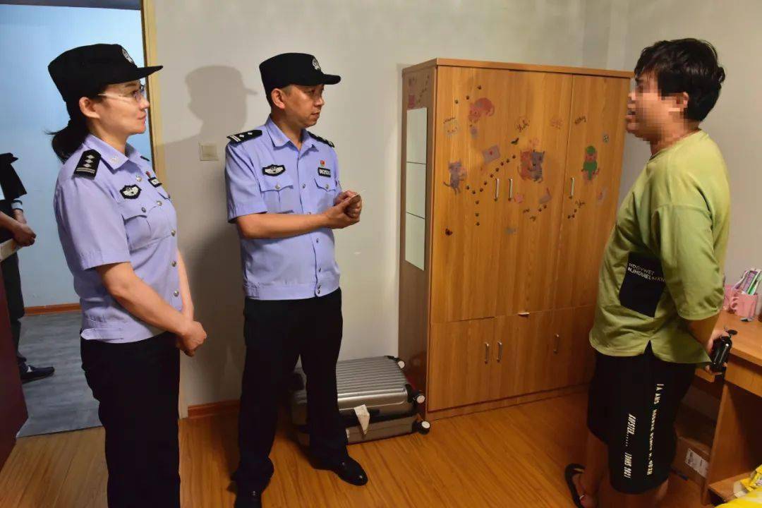 假民警上门登记人口_民警上门登记