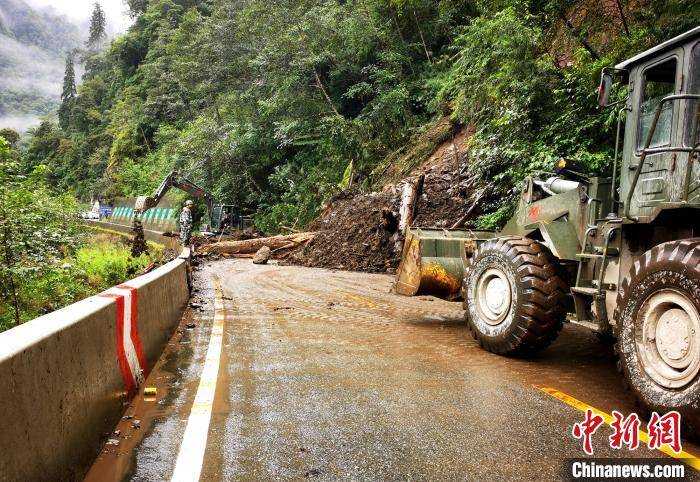 降雨|国道318线西藏通麦段发生泥石流灾害 武警官兵紧急抢通