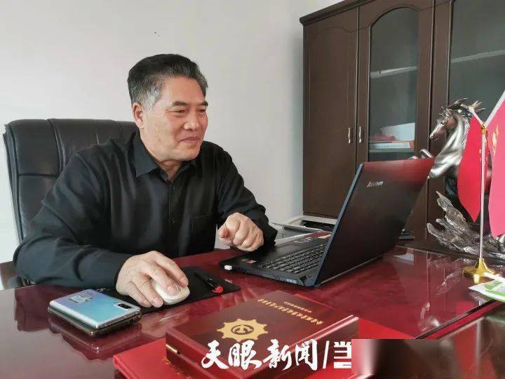 这位退休老头不简单_黄小林