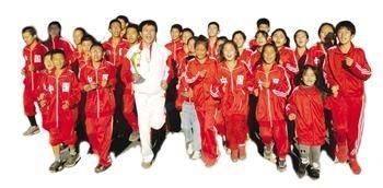 年让|带穷孩子跑出人生 体育教师25年让48人“跑”进大学