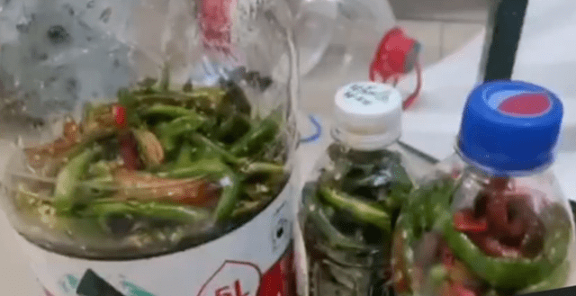 辣椒|大学生在宿舍徒手腌辣椒，网友：是个狠人！