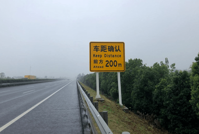 高速公路枢纽,互通入出口匝道均限速40公里/小时,请车友们进入匝道后