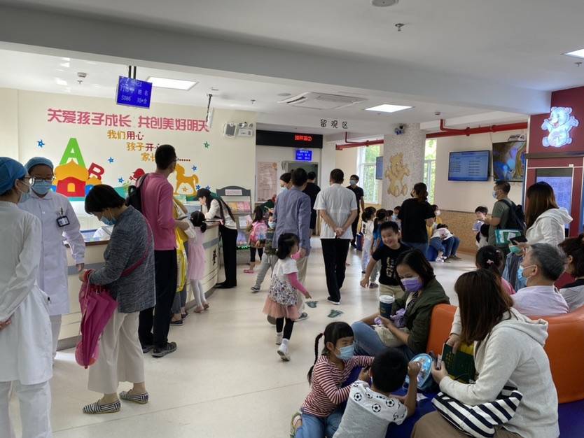 流感|宝宝还没来得及哭记者直击流感疫苗接种：几秒钟完成注射