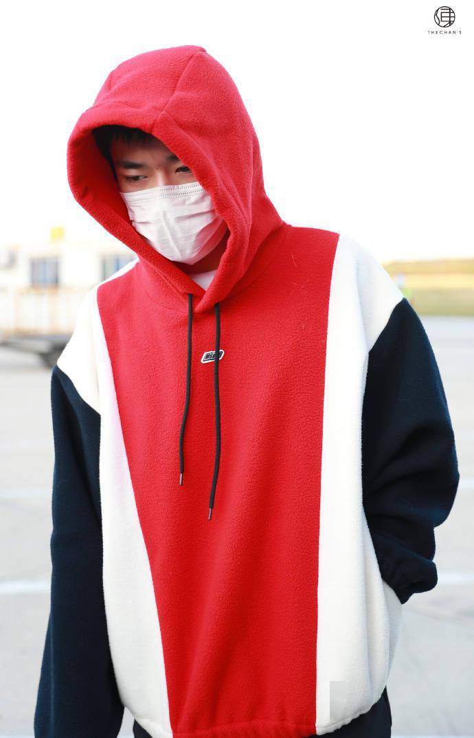 易烊千玺今日机场look 这个小红帽有点酷