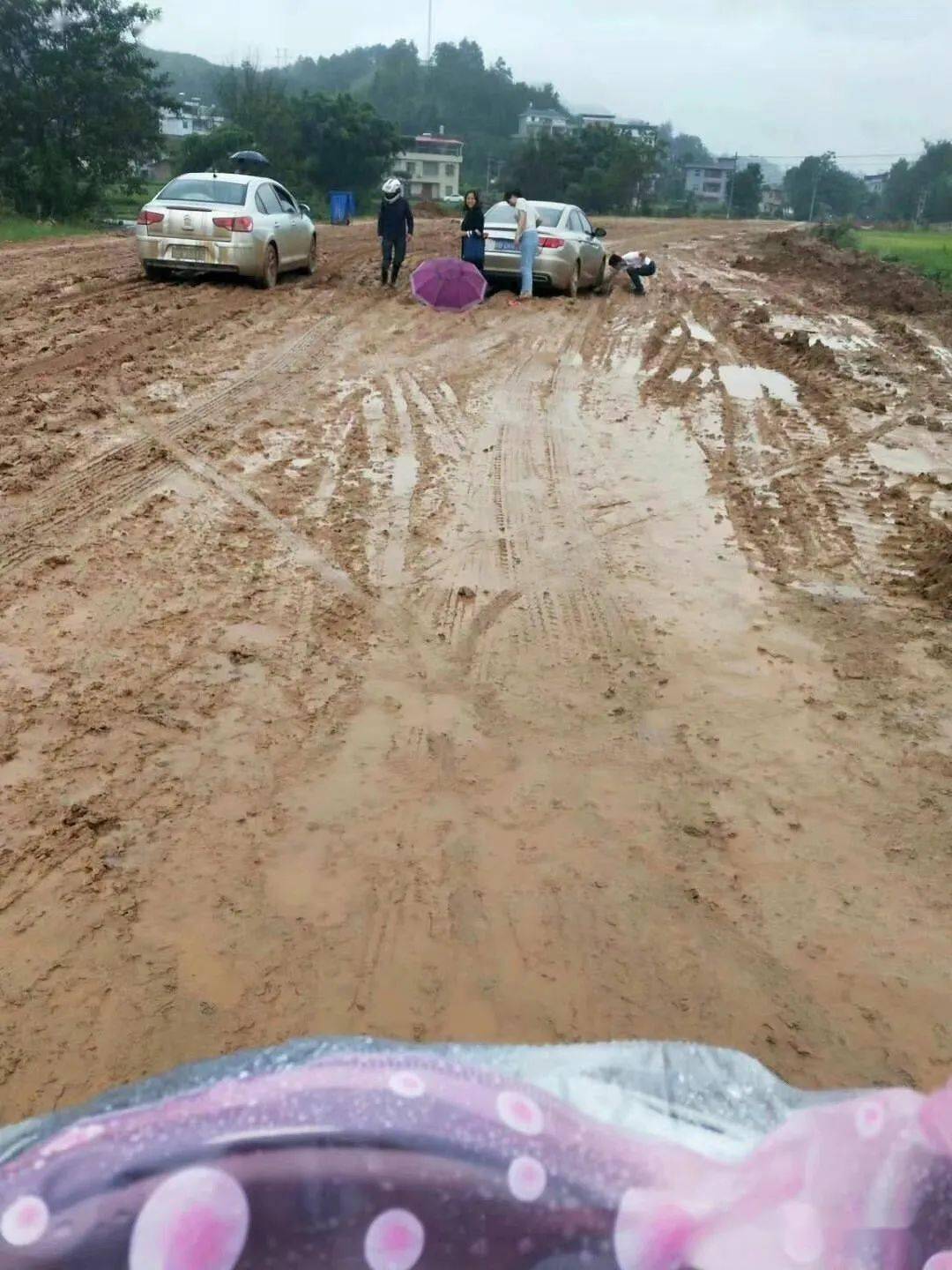 g356线均村段雨天道路泥泞 过往司机请谨慎驾驶_手机