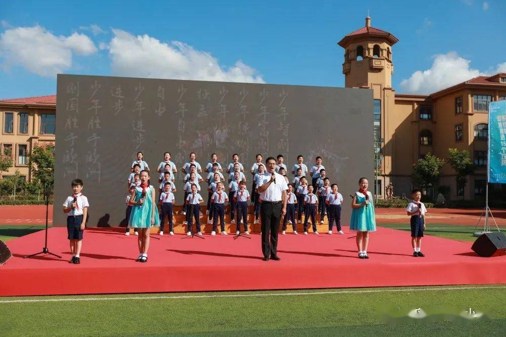 青岛宾川路小学致敬祖国向国旗敬礼