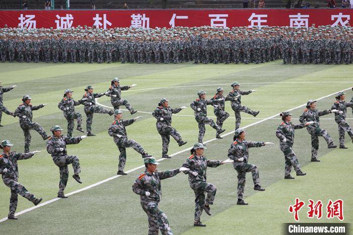 军训|南京农业大学萌妹子吹响大学军训“集结号”