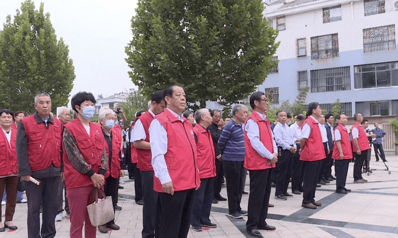 县关工委主任钟景训宣读了离退休干部到社区工作报到倡议书.