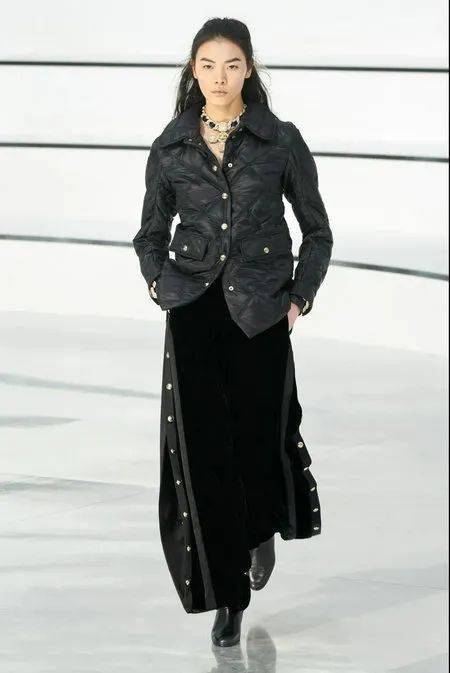 流行色|秋冬流行色新鲜出炉！秋季8大外套流行趋势/ 现在可以穿的2020秋冬连衣裙 /2020/2021秋冬最时尚的裤子指南！