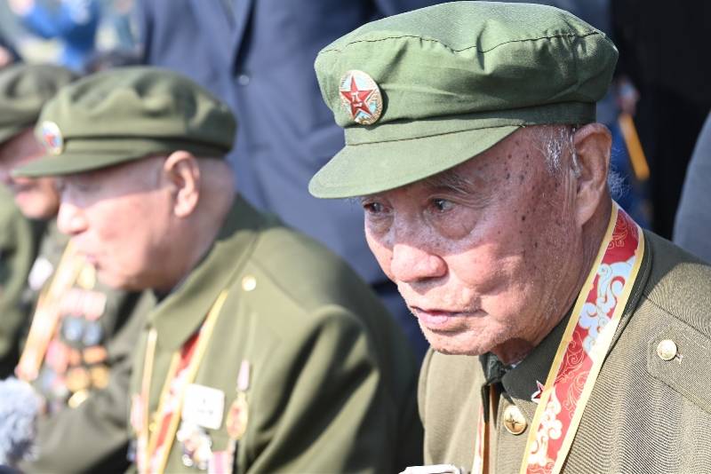 志愿军老兵含泪敬礼背后18岁上战场战友暖了我一生