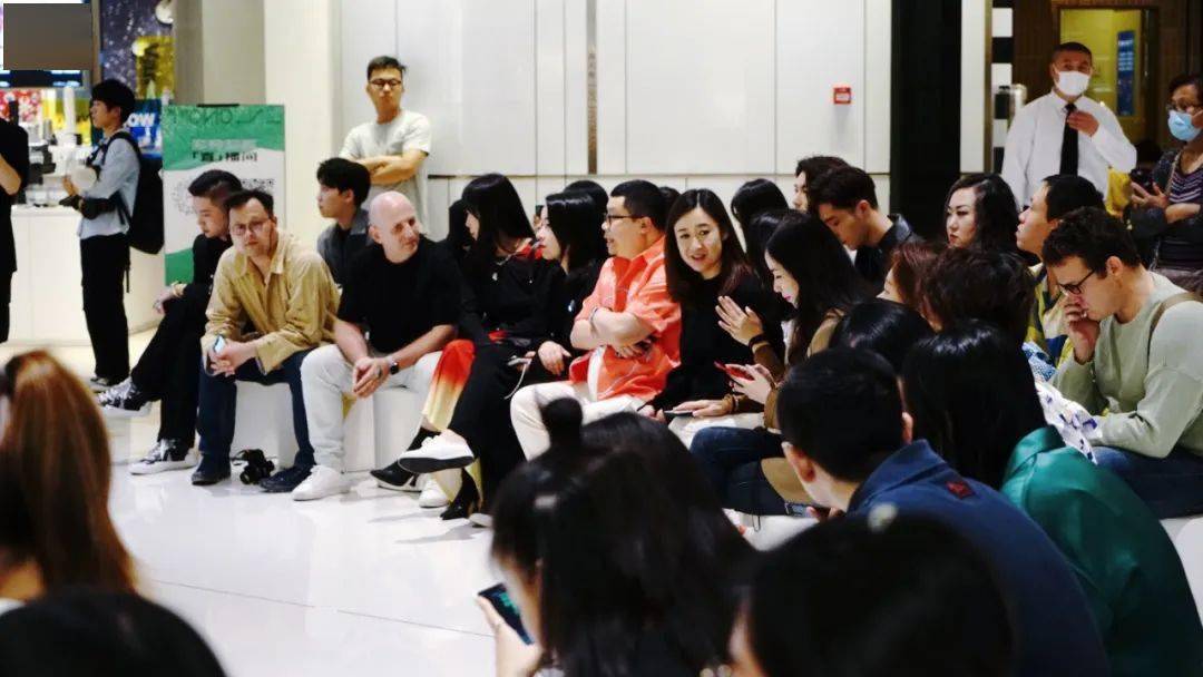 大牌|BFC的2楼变身沉浸式T台,吸引100+位博主来看秀!